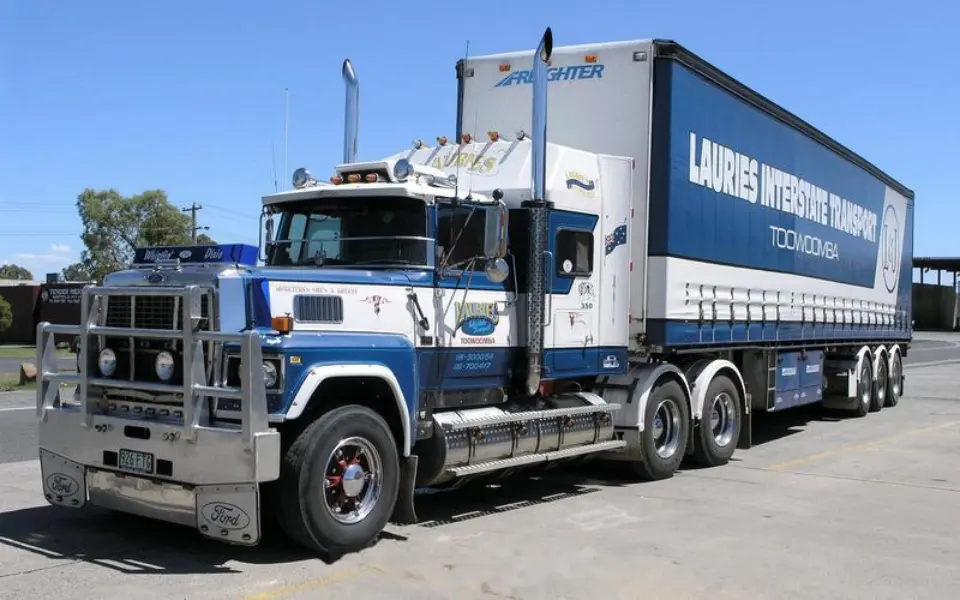 ঘৰুৱা ট্ৰাকে নিজৰ এক্সজেষ্ট পাইপবোৰ ওপৰলৈ আঙুলিয়াই নিদিয়ে কিয়?